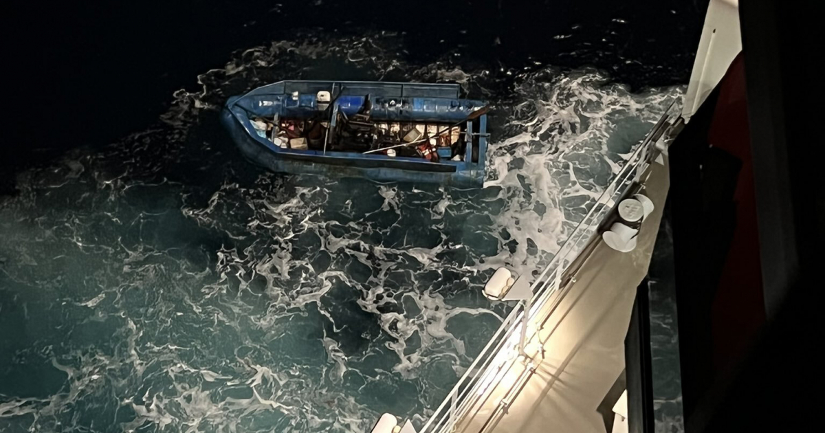 Embarcación de balseros rescatada por el crucero © Twitter / Matt R