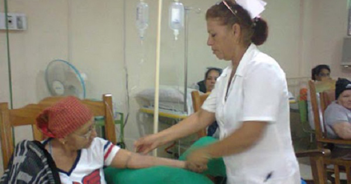 Una paciente de cáncer recibe tratamiento de quimioterapia en Las Tunas © Infomed
