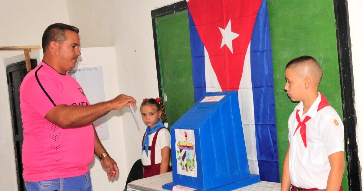 Cubano vota en elecciones © Escambray / Vicente Brito