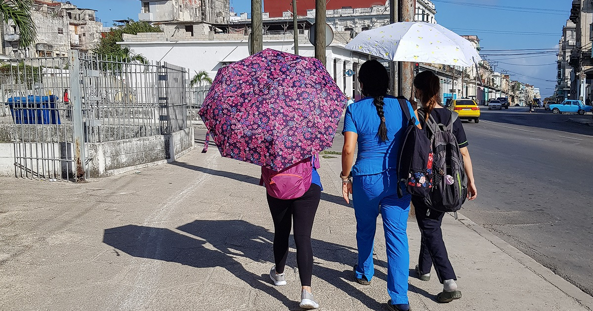 Mujeres cubanas en una avenida habanera © CiberCuba