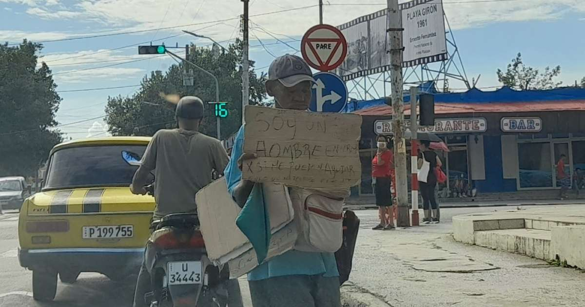 Anciano pide ayuda en un semáforo de La Habana © Facebook / Marina Alvarez