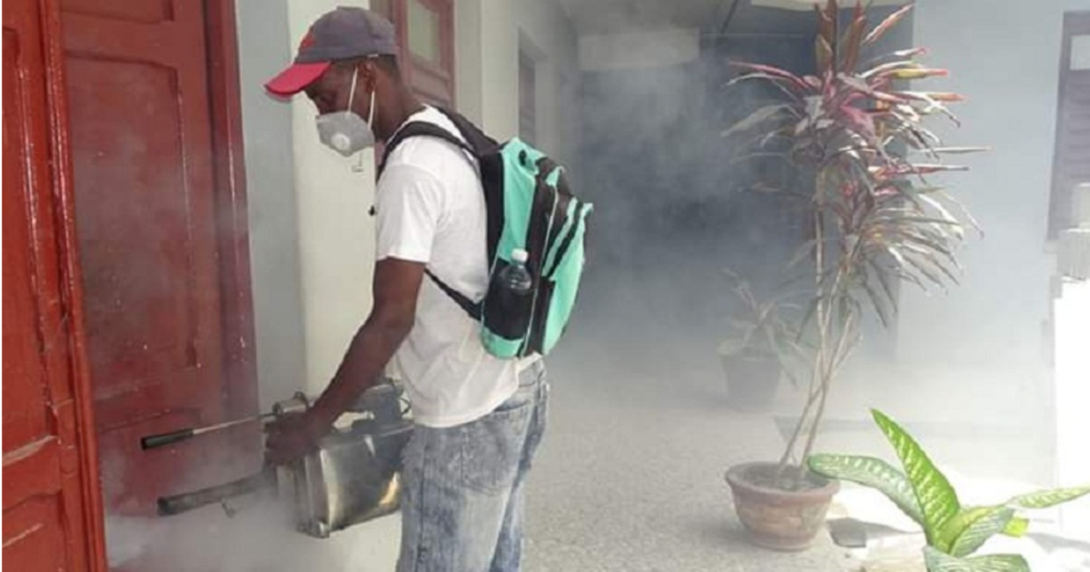 Fumigación en una vivienda cubana © Sierra Maestra