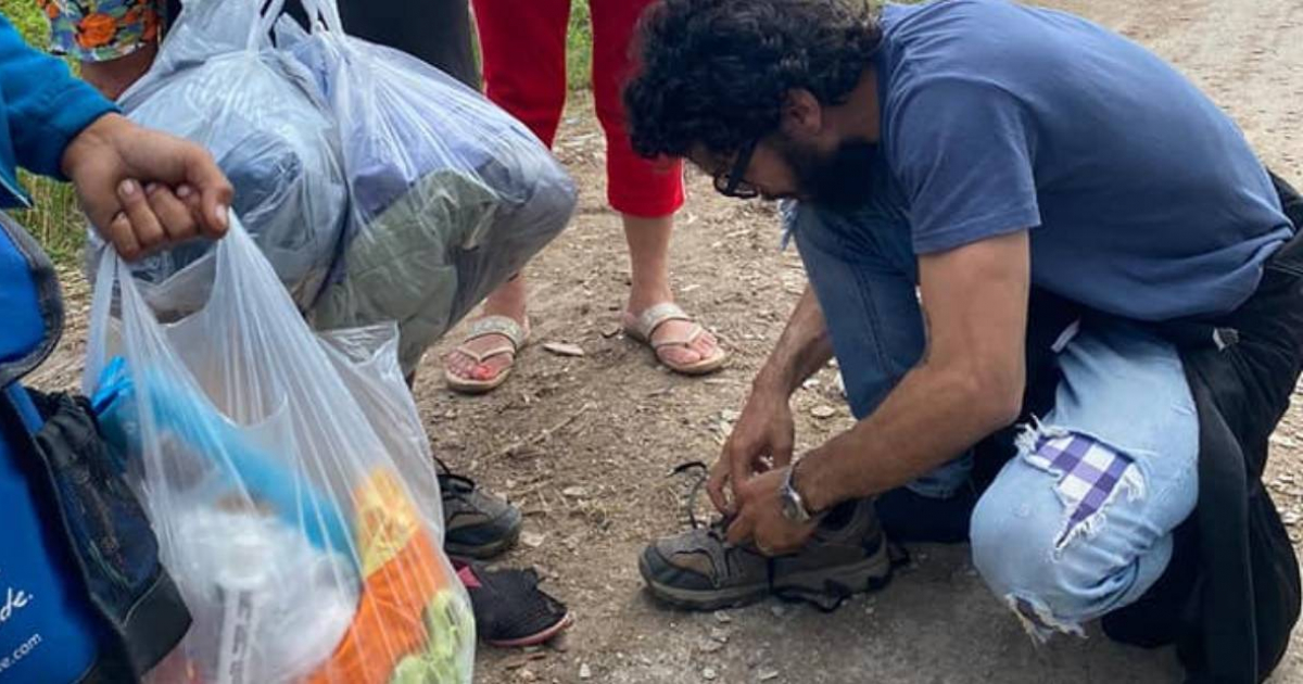 Actor Marcos S. Rosales dona sus zapatos a mujer damnificada © Facebook Irán Capote
