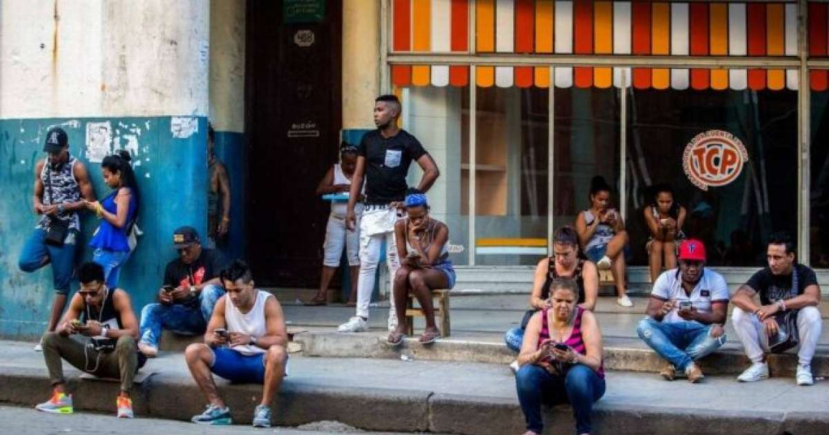 Cubanos buscando conexión en una zona wifi en La Habana. © CiberCuba