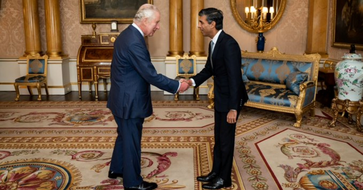El rey Carlos II de Reino Unido y el primer ministro Rishi Sunak © Twitter / The Royal Family
