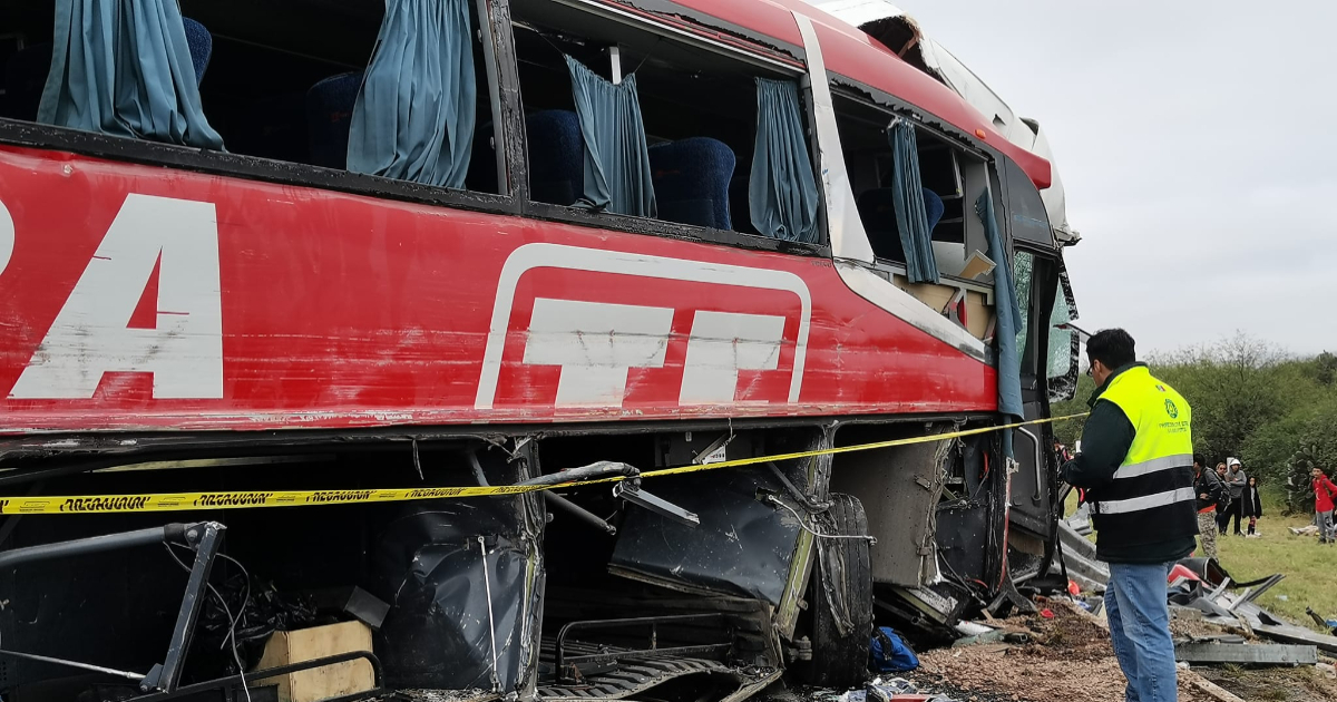 Autobús accidentado © Facebook / Coordinación Estatal de Protección Civil SLP