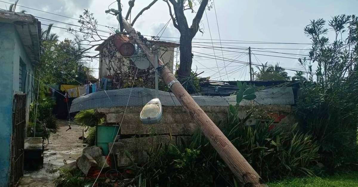 Poste eléctrico caído en Pinar del Río © Facebook/Radio Guamá