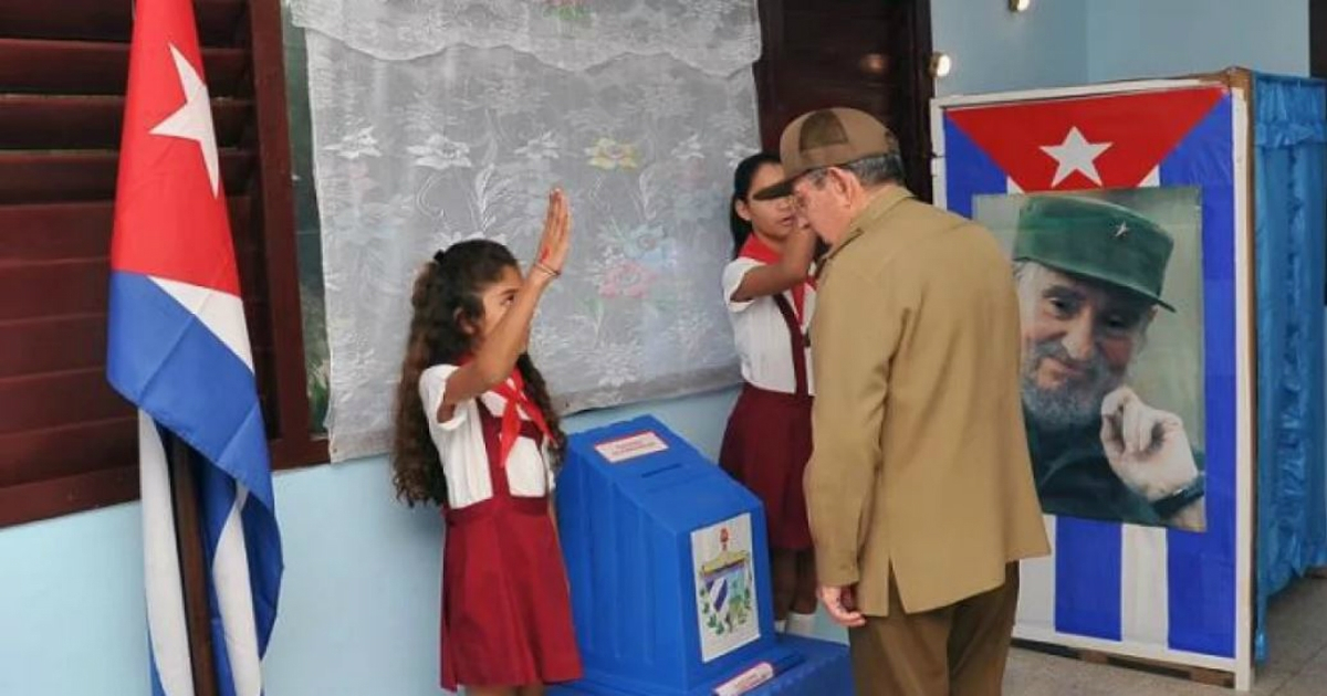 Imagen de referencia de Raúl Castro votando © ACN