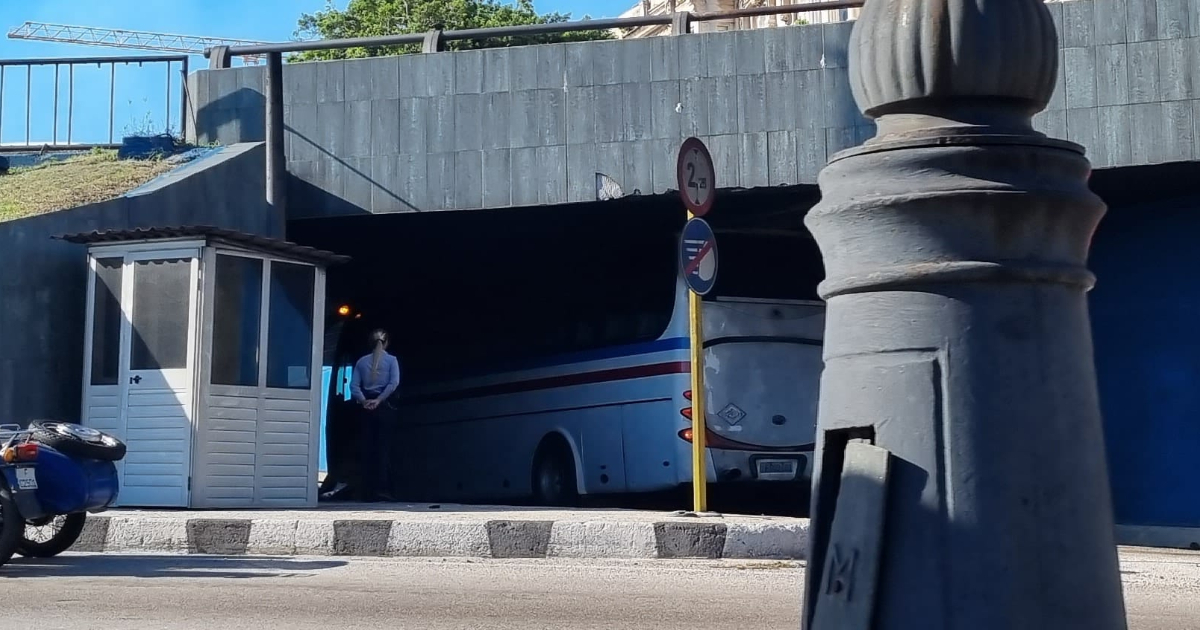 Ómnibus atrapado a la entrada del túnel de La Habana © ACCIDENTES BUSES & CAMIONES por más experiencia y menos víctimas! / Facebook / Armanlay Miranda Hernández