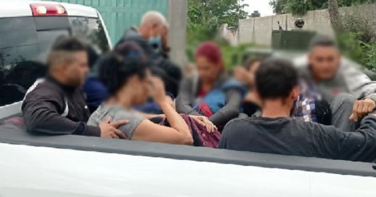 Migrantes en Acajete, Puebla © Twitter / Fiscalía General del Estado de Puebla