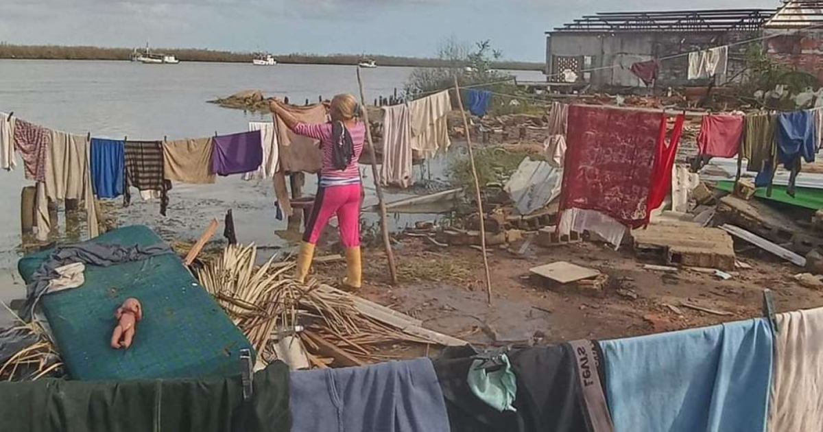 Mujer tiende ropa a la orilla del mar en La Coloma, Pinar del Río © Radio Guamá / Facebook