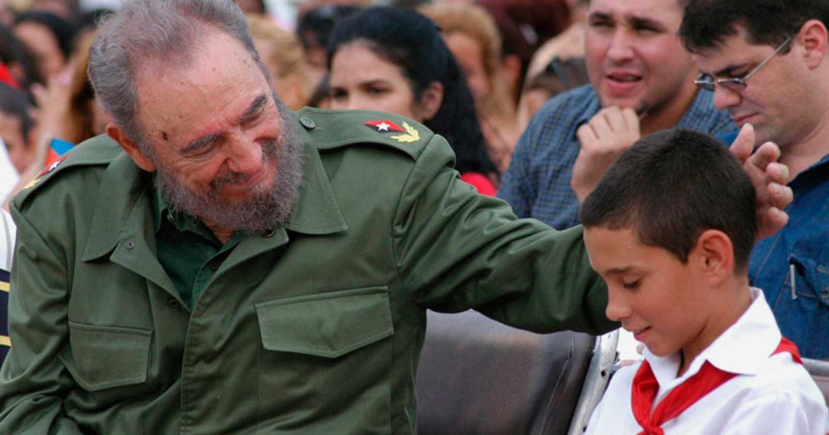 Fidel Castro y Elián González © Estudios Revolución