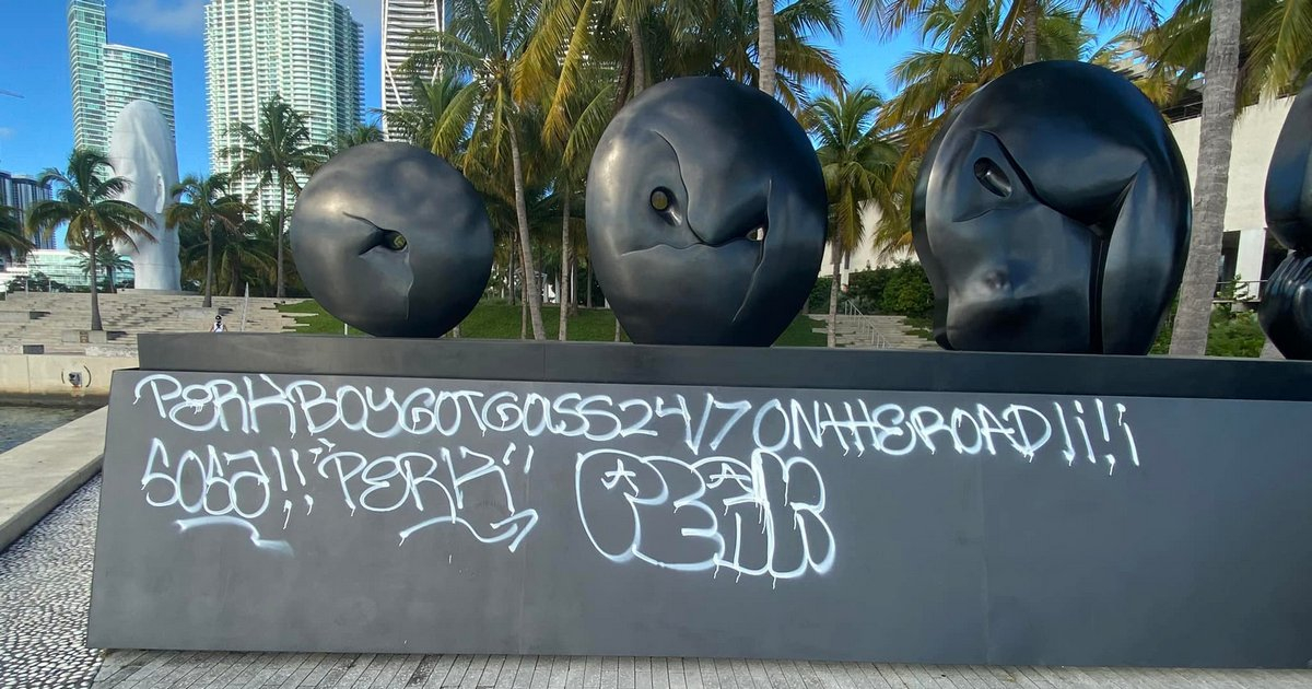Obra vandalizada del artista costarricense Jiménez Deredia en Miami © Facebook / Miguel Ferro