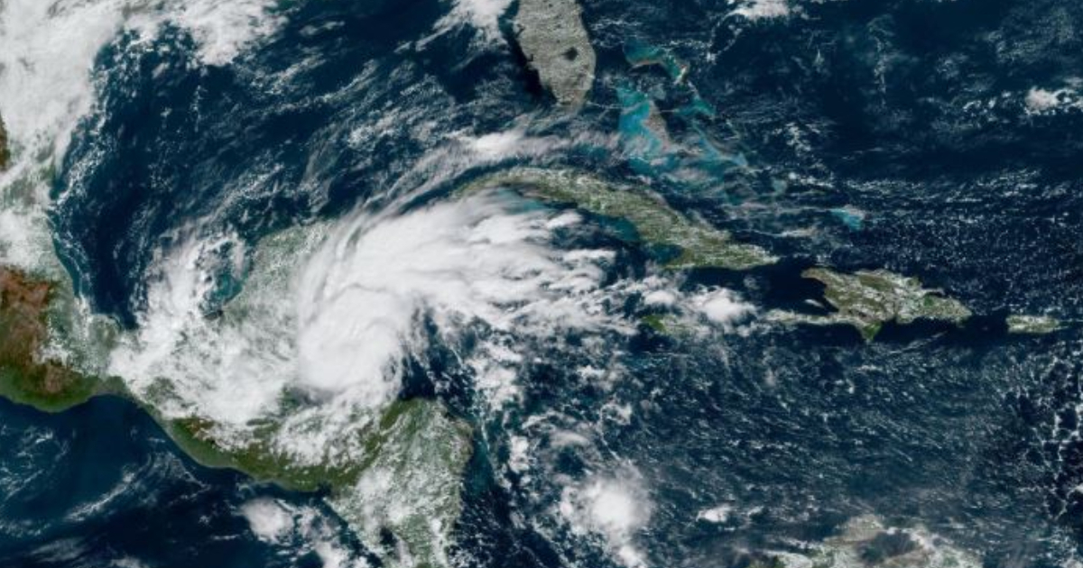 Imagen del satélite que muestra el área de lluvias asociadas al huracán Lisa © NOAA
