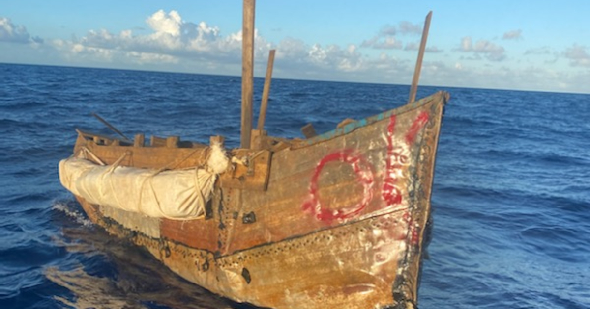Embarcación de balseros cubanos capturados por la Guardia Costera de EE. UU. © Twitter / USCGSoutheast