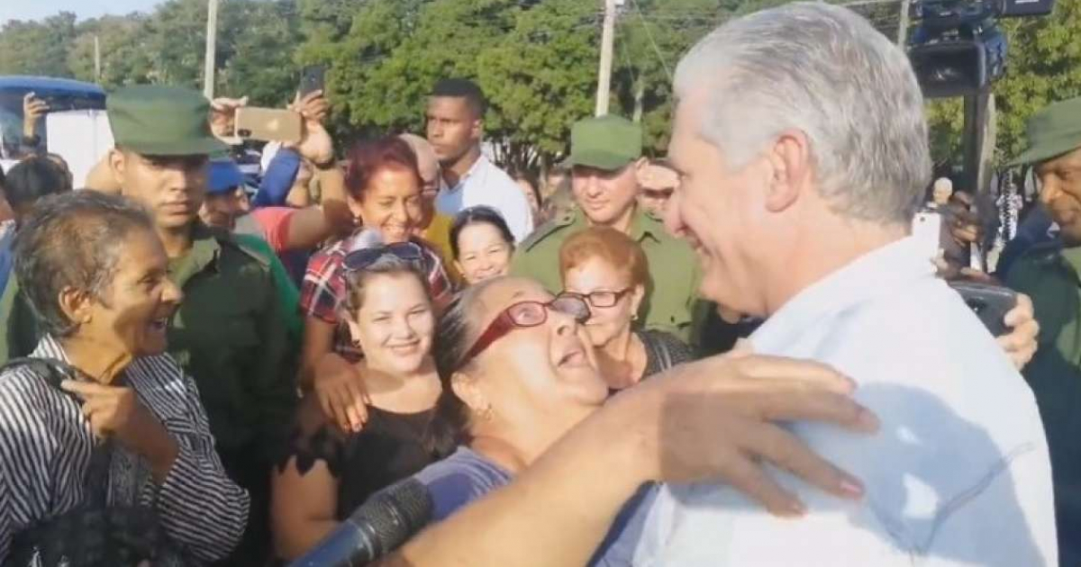 Cubana saluda a Díaz-Canel © Captura de video de Twitter de Gerardo Hdez. Nordelo