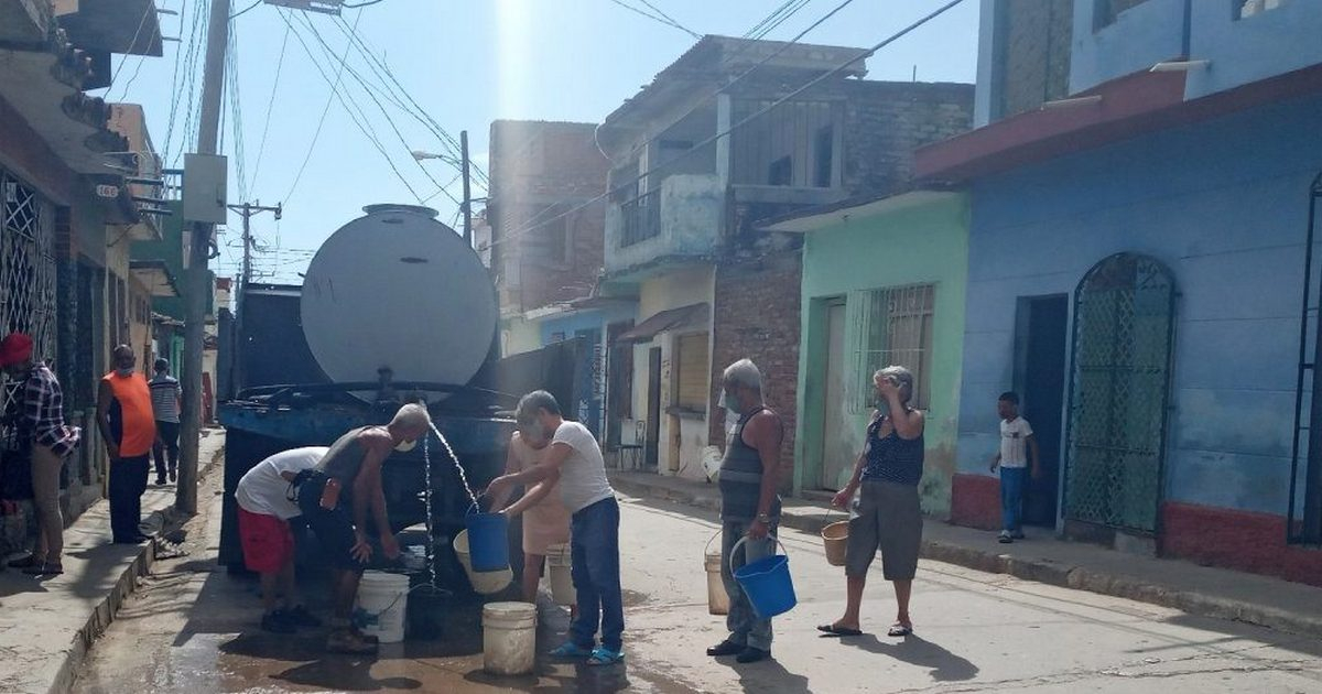 Abastecimiento de agua potable mediante pipas a la población de la provincia de Sancti Spíritus © Escambray
