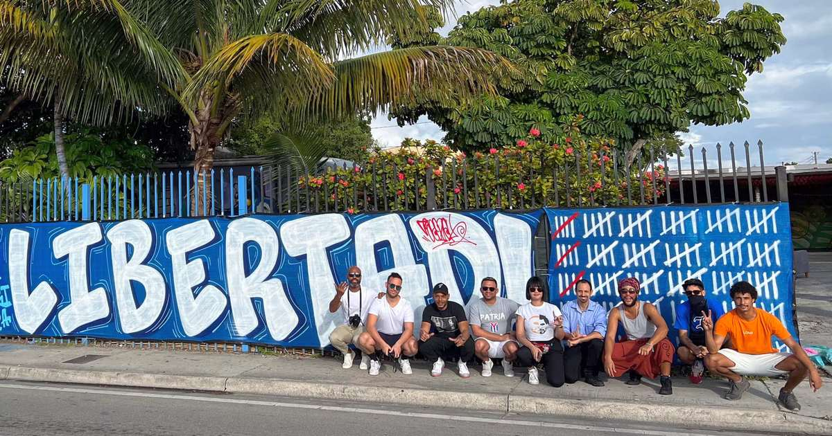 Pintada de grafitis en La Esquina de Abuela, Miami, en apoyo a los presos políticos cubanos © Facebook / Oscar Casanella