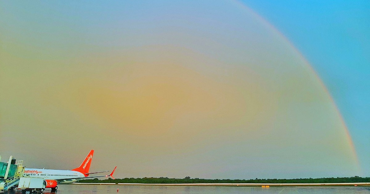 Arcoíris rojo avistado en el Aeropuerto de Varadero © Facebook / Henry Delgado Manzor