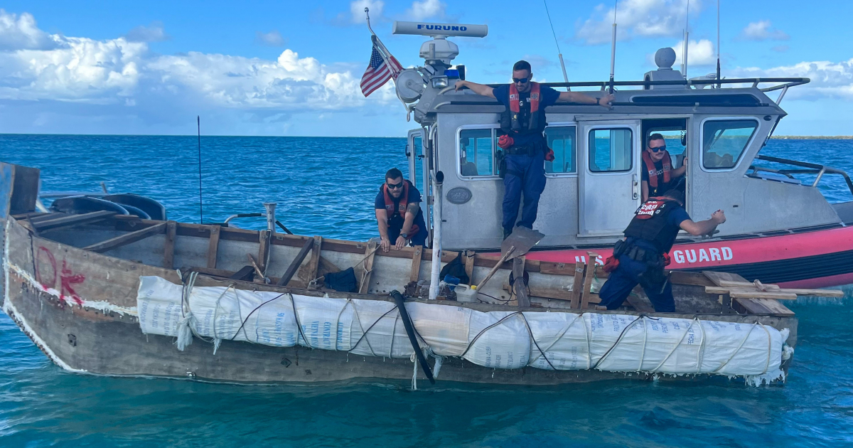Oficiales de la Guardia Costera ocupan una embarcación de balseros © Twitter / USCGSoutheast