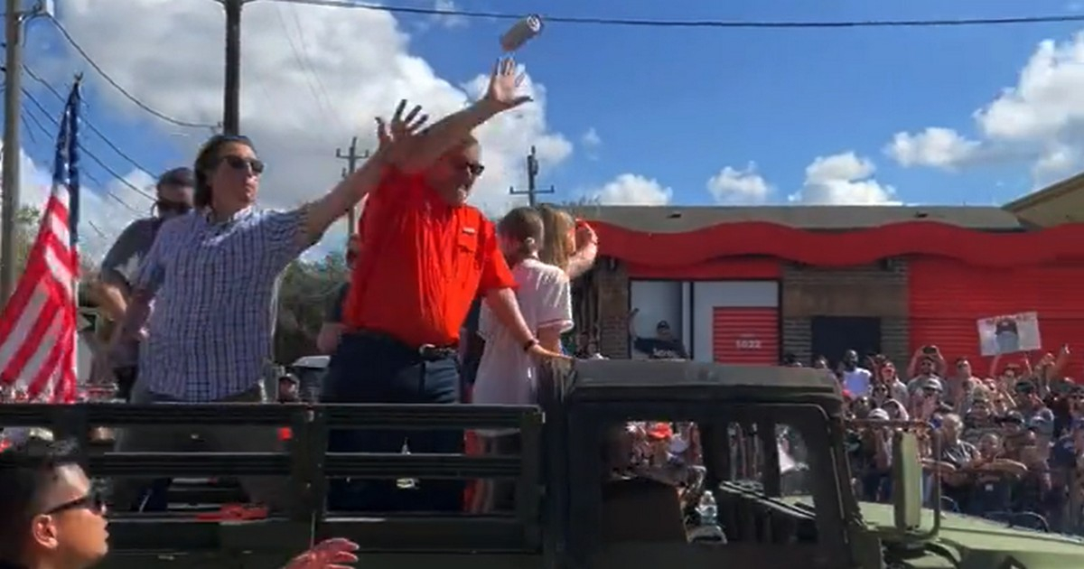 Lanzan lata al senador norteamericano Ted Cruz durante desfile por la victoria de los Astros © Captura de pantalla. Alien Truther Wildwest. Twitter.