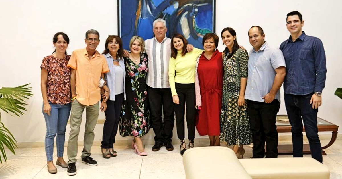 El equipo de comunicación de Presidencia con Díaz-Canel y Ana Hurtado © Twitter / @leticiadeCuba