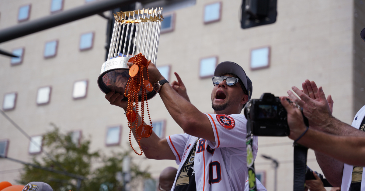 Yulieski Gurriel levanta trofeo de los Astros © Twitter/MLB Cuba (Yulieski Gurriel levanta trofeo)