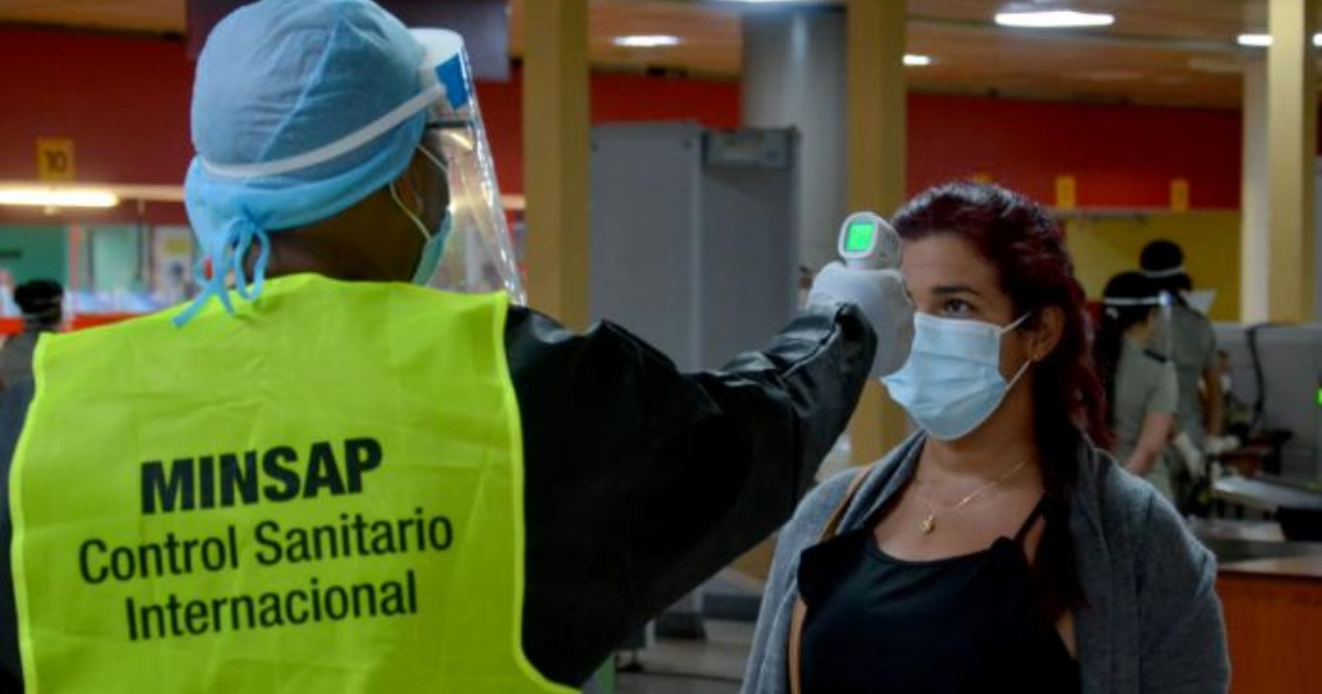 Control sanitario a viajeros en aeropuerto cubano © Granma / Ricardo López Hevia