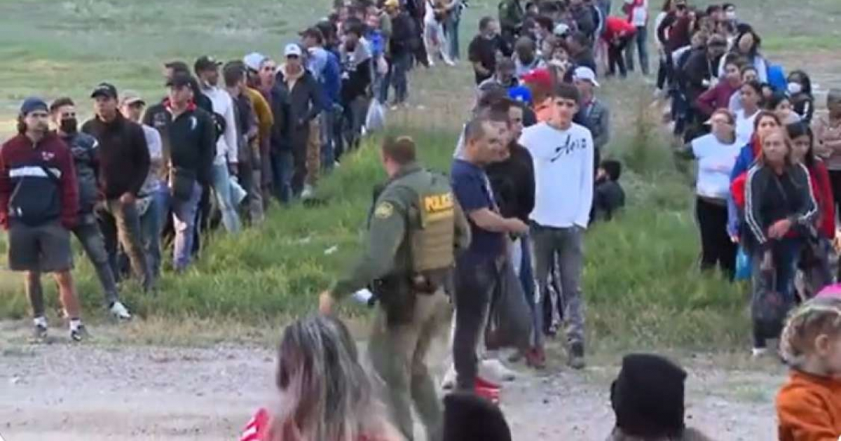Grupo de migrantes detenidos en frontera de EE.UU. © Bill Melugin / Twitter