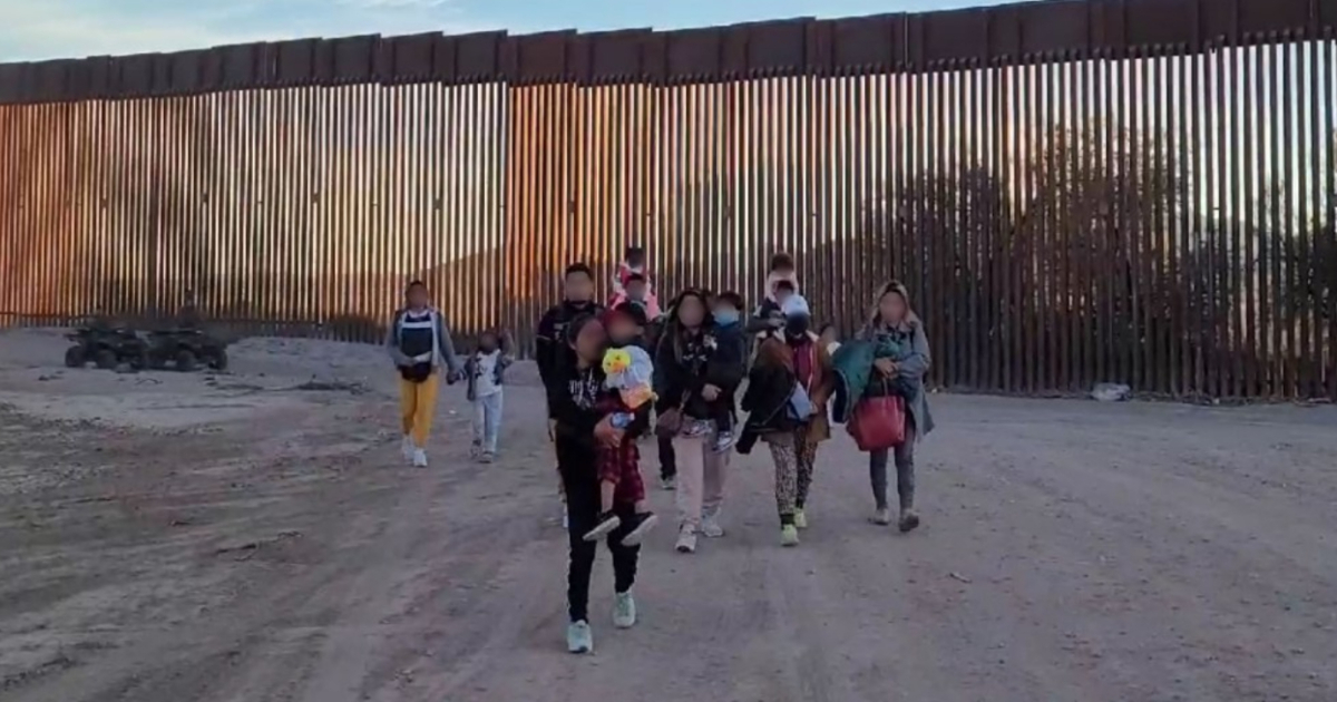 Migrantes en la frontera © Twitter / John R. Modlin