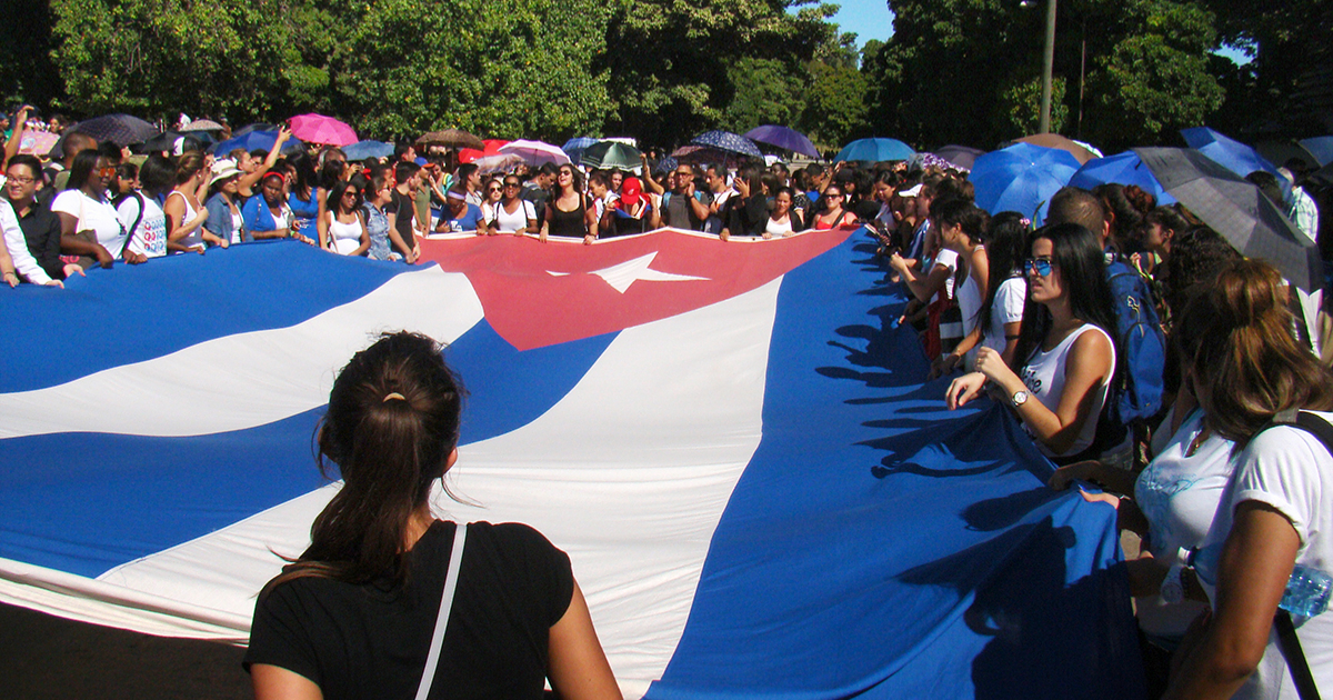 Estudiantes con bandera cubana (imagen de referencia) © CiberCuba