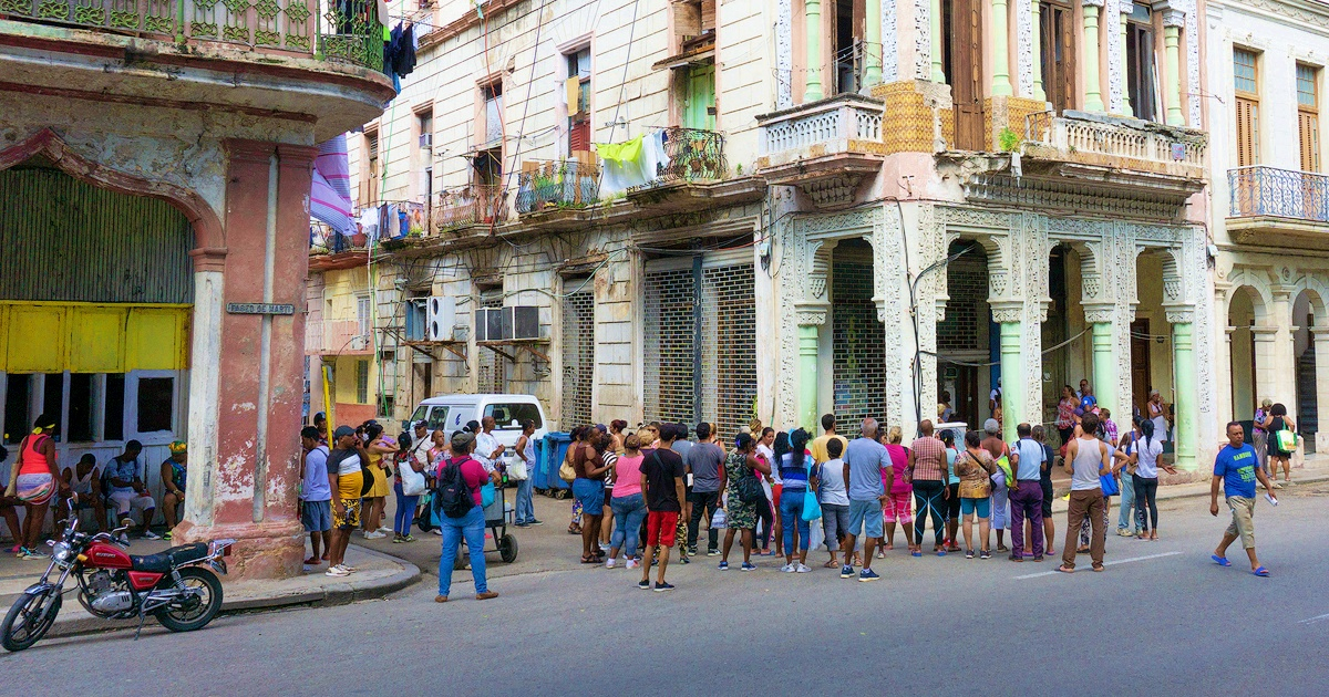 Gente en una cola en Cuba (Imagen de referencia) © CiberCuba