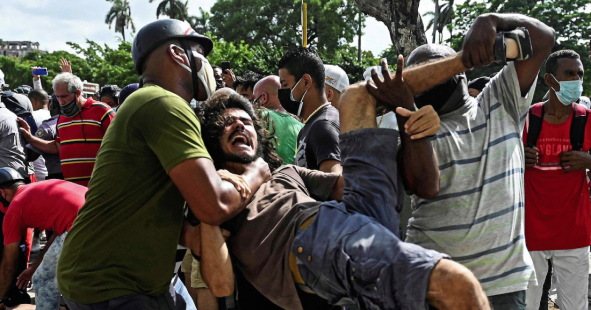 Momento en que agentes de civil detienen al estudiante Leonardo Romero Negrín el 11J © Yamil Lage / AFP
