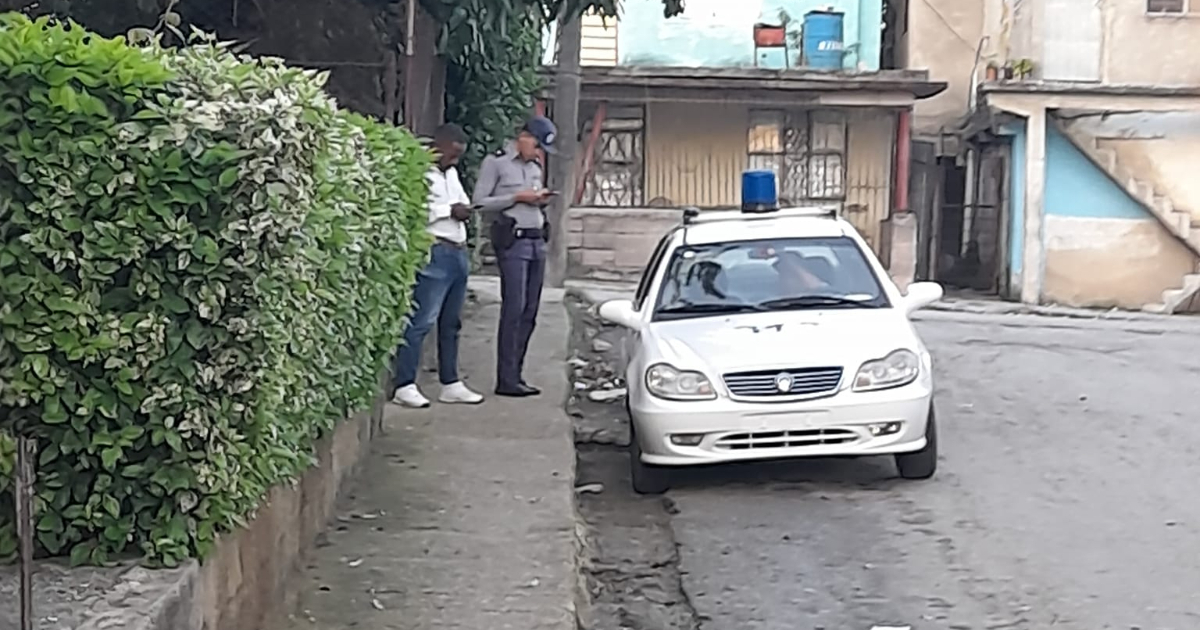 Patrulla de la policia custodiando la casa de uno de los padres detenidos © Facebook / Wilber Aguilar Bravo