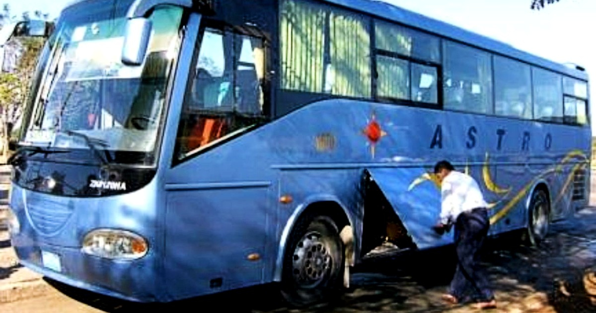 Chofer cierra puerta de maletero de autobús Yutong (imagen de referencia) © Havana Times