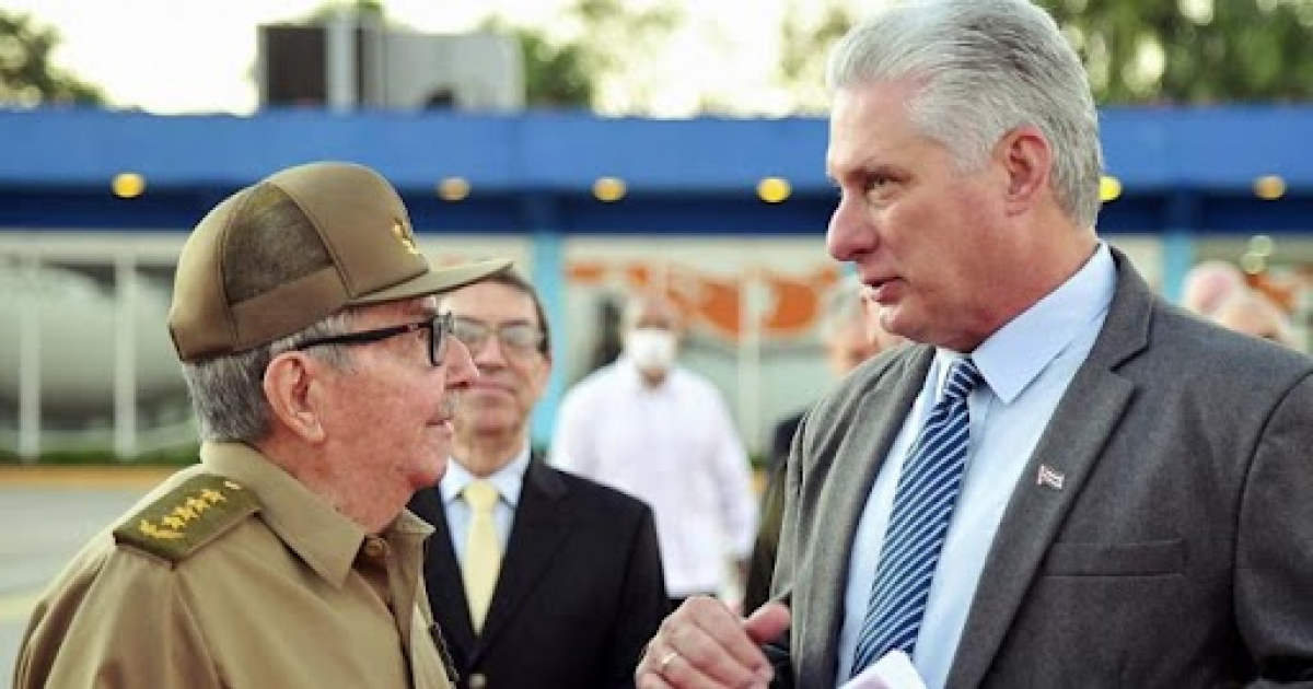 Raúl Castro despidiendo a Díaz-Canel en La Habana © Estudios Revolución