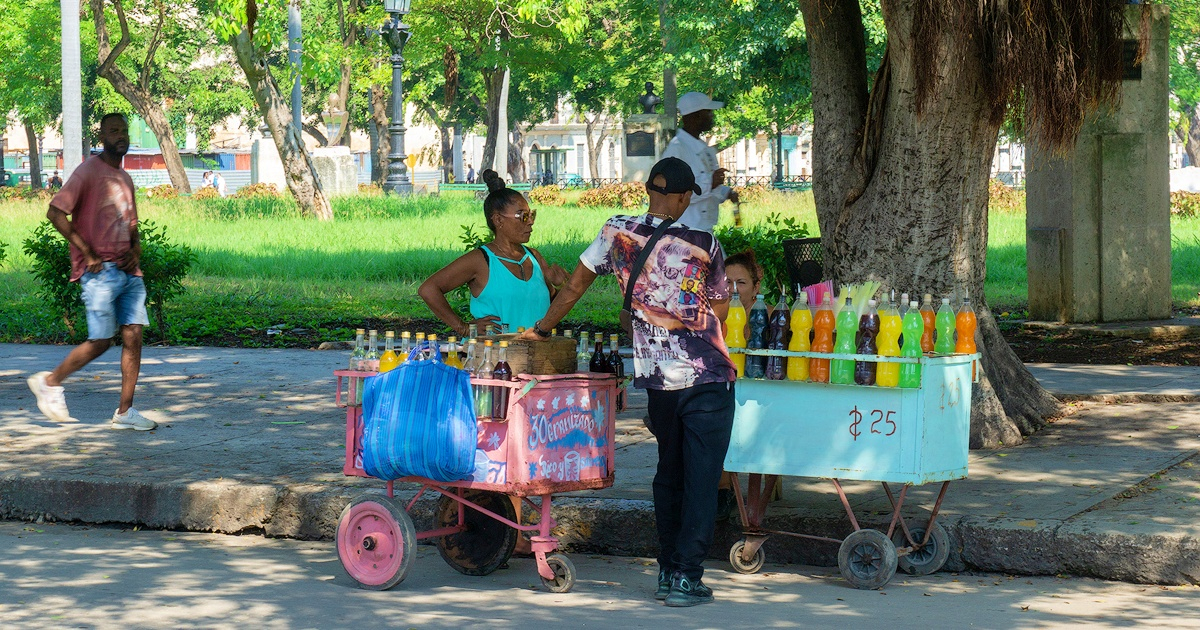 Cubanos en el Parque de la Fraternidad, en La Habana (Imagen de referencia) © CiberCuba
