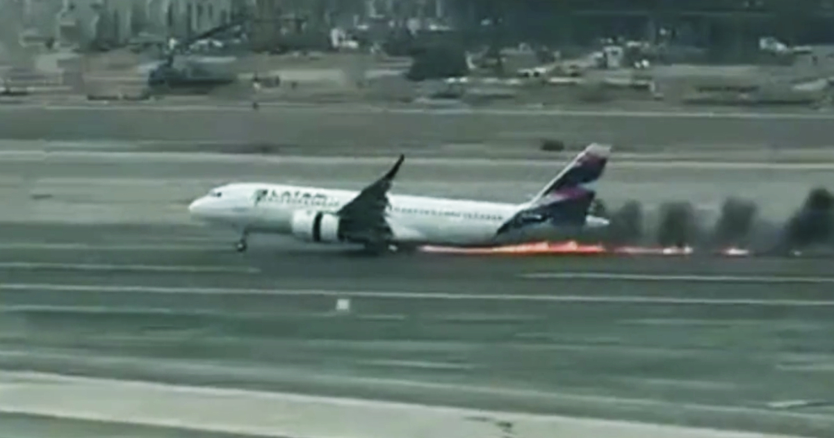Avión incendiado en Perú © Captura de video / Infobae