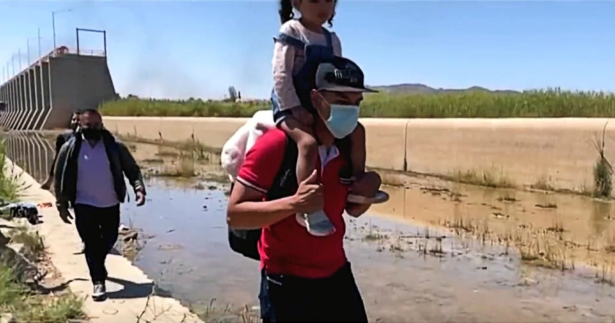 Migrantes irregulares cruzan la frontera © Captura de video / Univisión 23