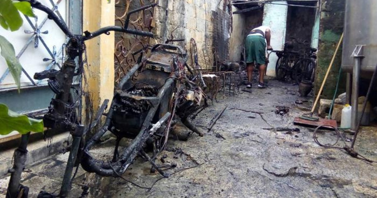 La moto que provocó el incendio quedó calcinada © Tribuna de La Habana / Raúl San Miguel
