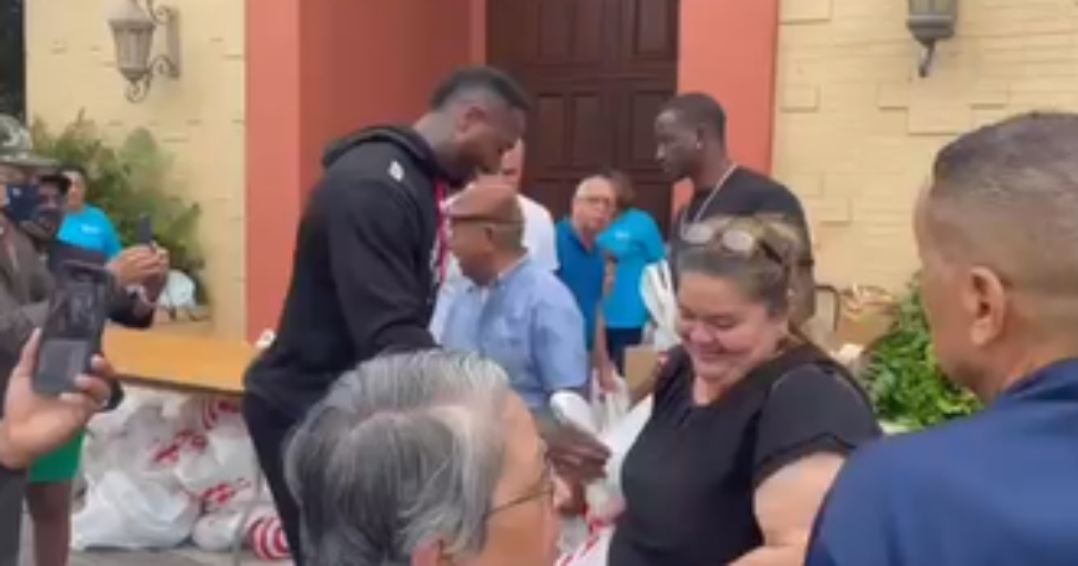 Peloteros cubanos donando alimentos en EE.UU. © Captura de pantalla