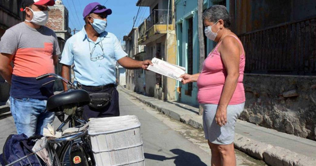 Cartero entrega la prensa en Cuba (imagen de referencia) © ACN