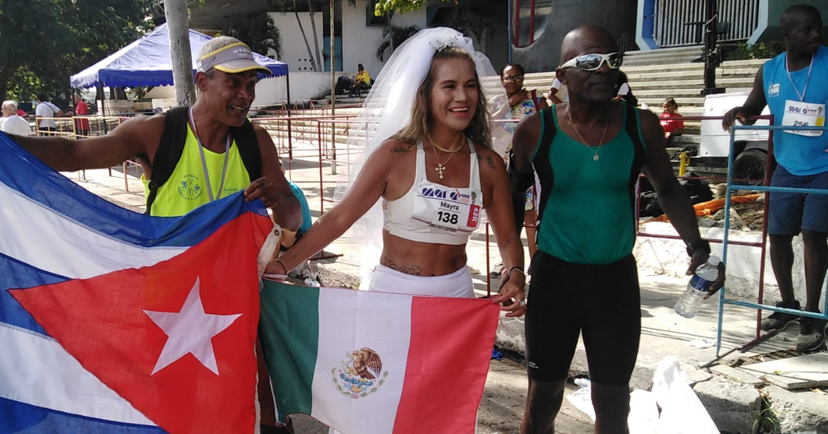 La mexicana Mayra Marlén Núñez Becerra junto a otros maratonistas © Facebook / Omero Rodríguez