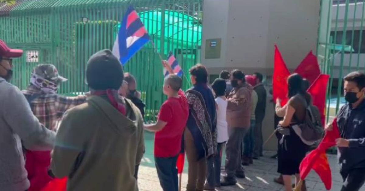 Simpatizantes del gobierno cubano afuera de la embajada de Cuba en México © Captura de Facebook / Daniel Castropé