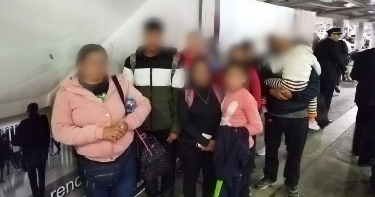 Detienen a migrantes cubanos en aeropuerto de México. © Twitter/INM de México