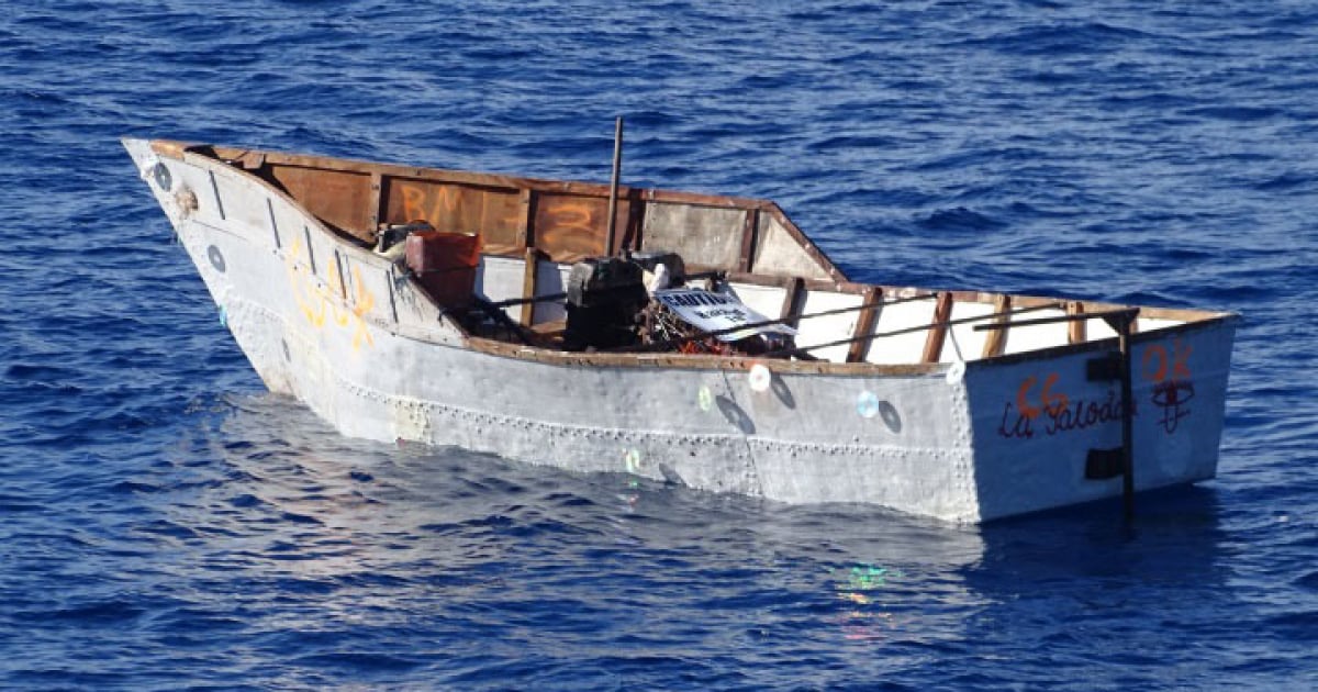 Embarcación de balseros cubanos capturada por la Guardia Costera de EE. UU. © Twitter / USCGSoutheast