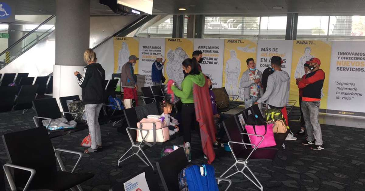 Migrantes cubanos que fueron retenidos en Aeropuerto de Bogotá a finales de marzo por mostrar documentación falsa © CiberCuba