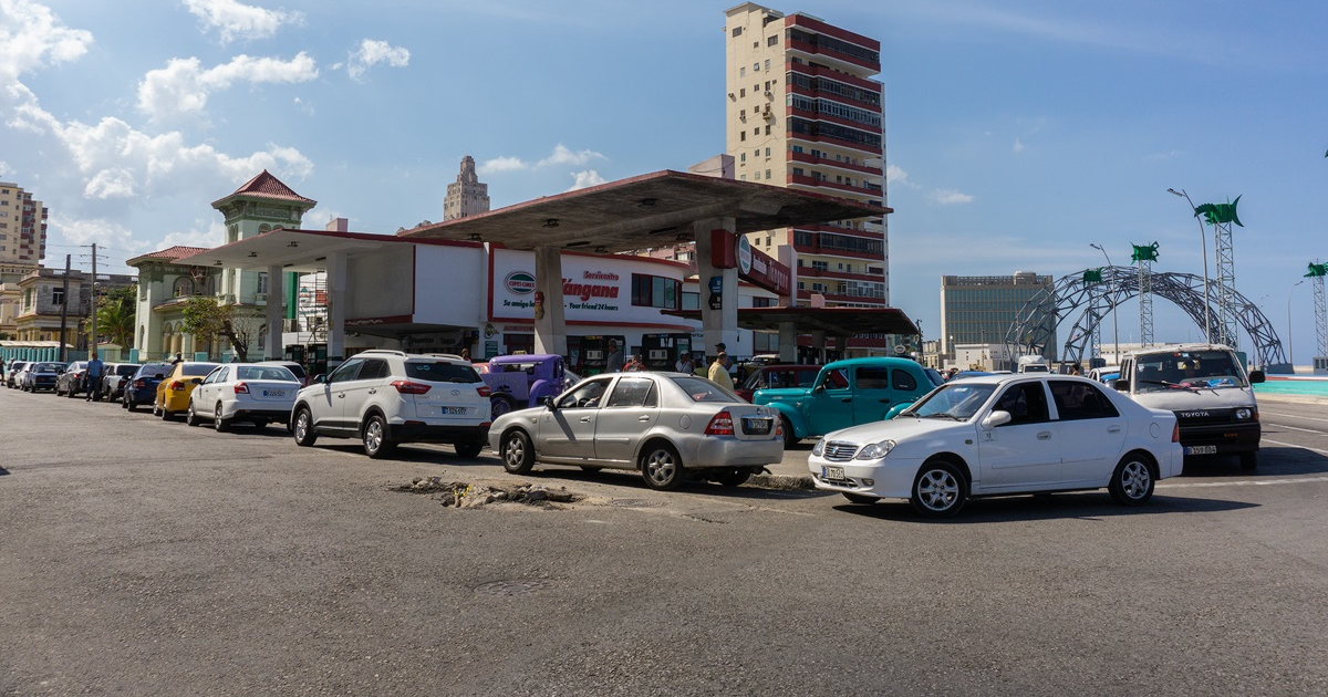 Cola para comprar gasolina en La Habana © CiberCuba