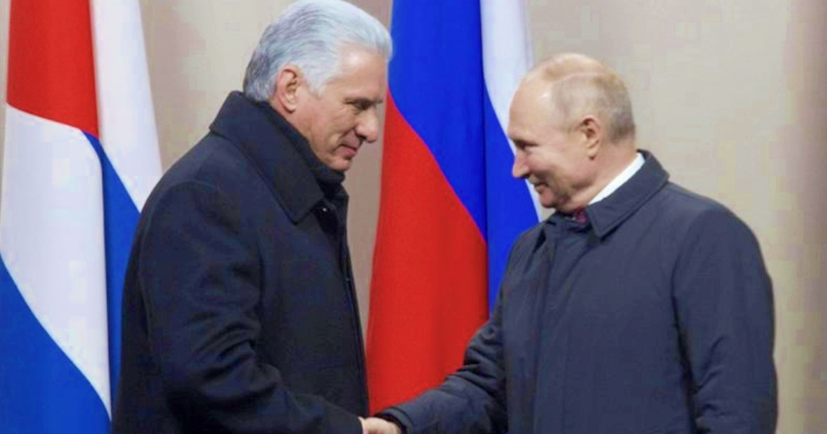 Miguel Díaz-Canel y Vladímir Putin se saludan en Rusia © Twitter / Miguel Díaz-Canel