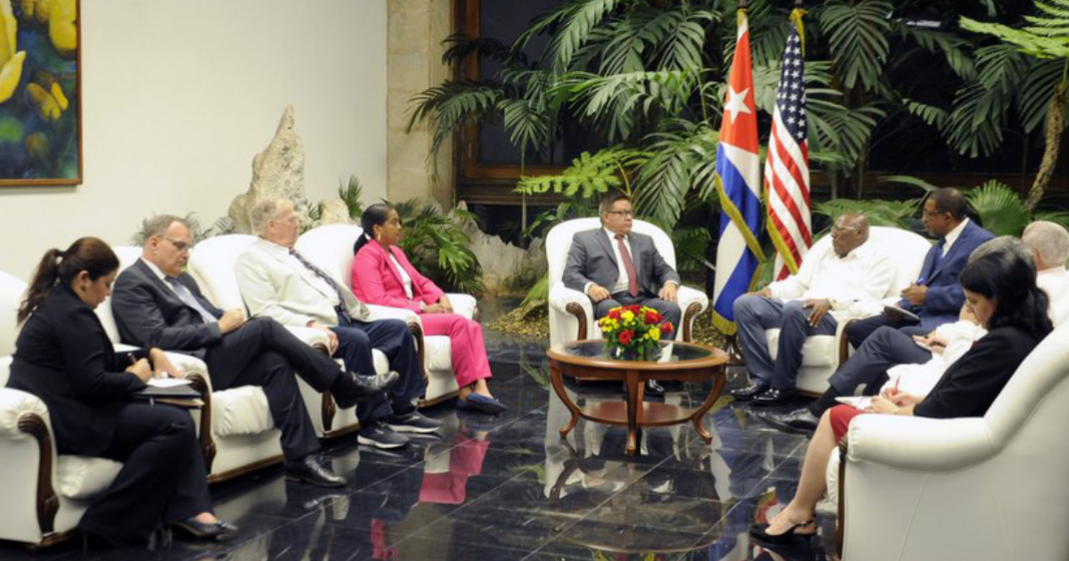 Representantes del régimen cubano reunidos con delegación estadounidense © Estudios Revolución